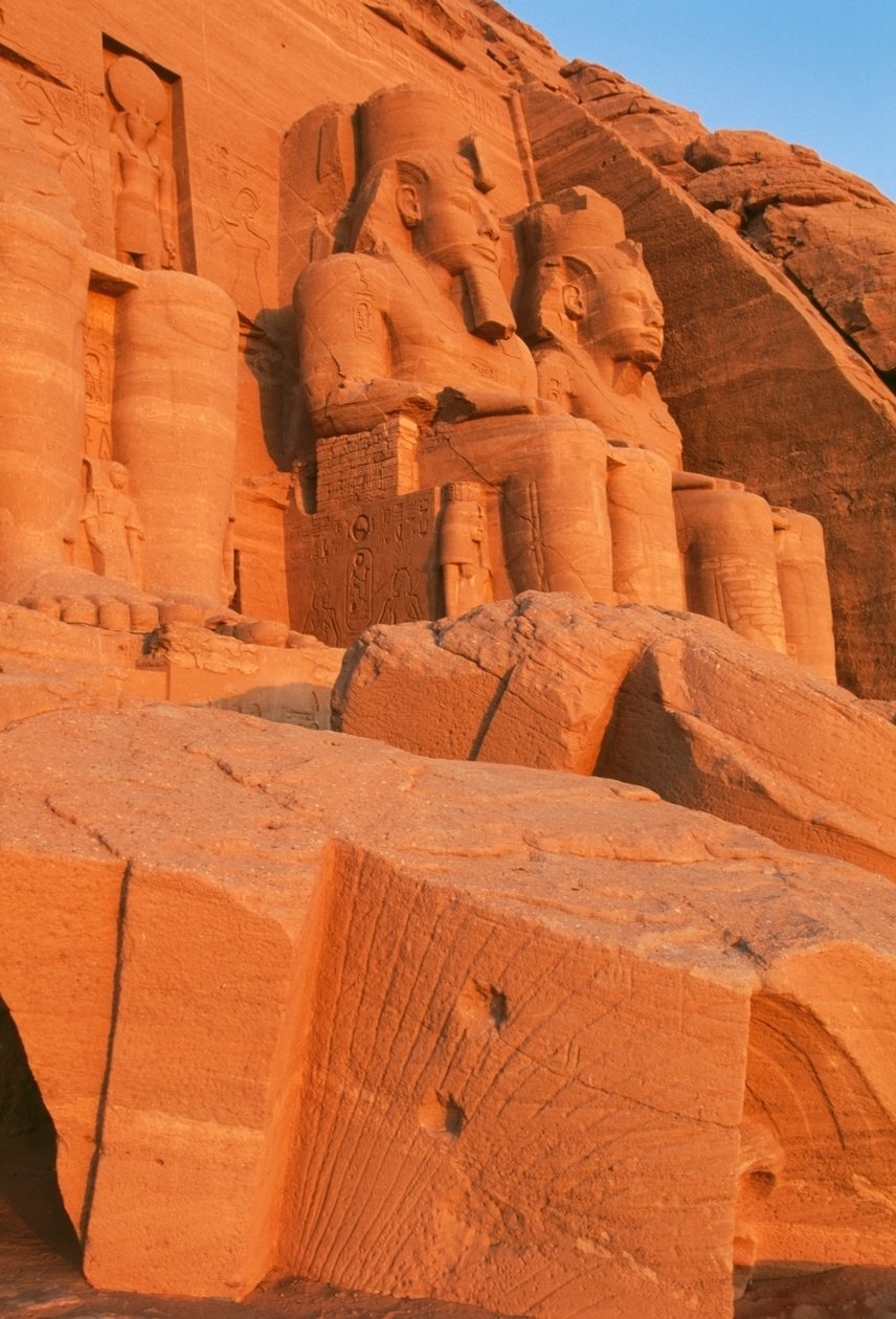 Ansicht der Fassade des Großen Tempels von Ramses II. bei Sonnenaufgang, Abu Simbel (UNESCO-Welterbeliste) von Egyptian 19th Dynasty