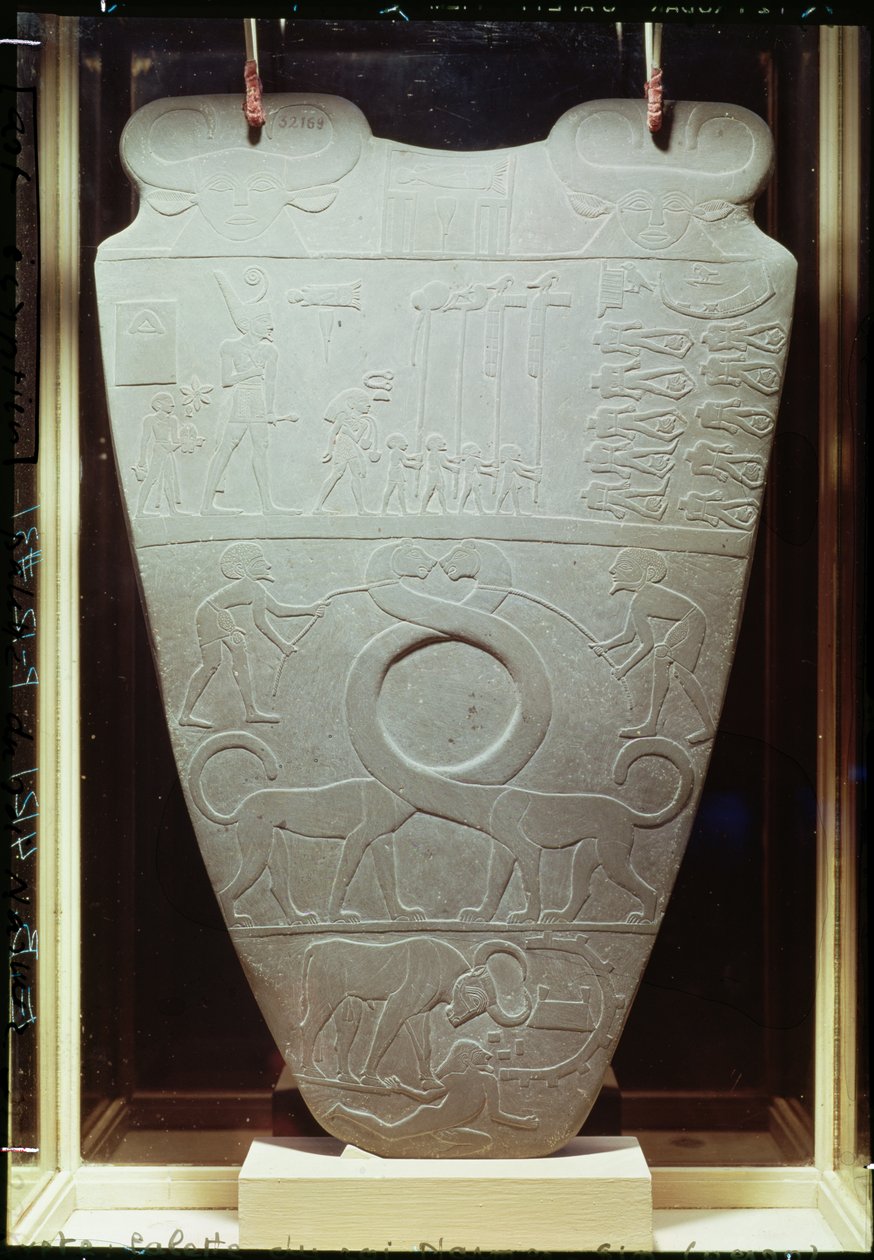 Die Narmer-Palette: zeremonielle Palette, die König Narmer zeigt, wie er die rote Krone von Unterägypten trägt und gefesselte und enthauptete Gefangene inspiziert, sowie ein Paar riesige, langhalsige Katzen, gefunden in Hierakonpolis von Egyptian 1st Dynasty