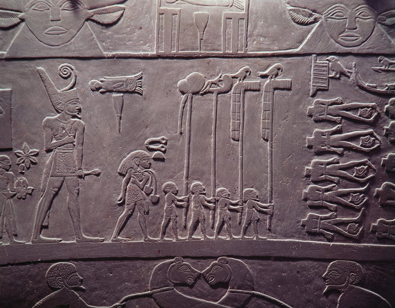 Die Narmer-Palette: zeremonielle Palette, die König Narmer zeigt, wie er die rote Krone von Unterägypten trägt und gefesselte und enthauptete Gefangene inspiziert, gefunden in Hierakonpolis, Frühdynastische Periode, ca. 3000 v. Chr. von Egyptian 1st Dynasty