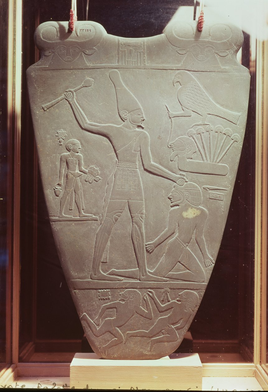 Die Narmer-Palette: zeremonielle Palette, die König Narmer zeigt, wie er die weiße Krone von Oberägypten trägt und einen Gefangenen schlägt, gefunden in Hierakonpolis, Frühdynastische Periode, ca. 3000 v. Chr. von Egyptian 1st Dynasty