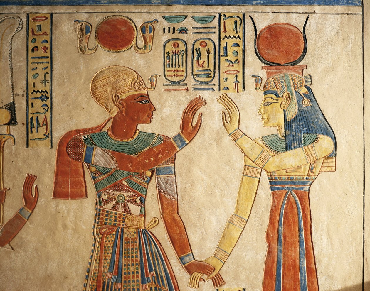 Ägypten, Luxor, Altes Theben, Tal der Königinnen, Amonherkhopeshafs Grab, bemaltes Relief darstellend Pharao Ramses III vor Isis von Egyptian 20th Dynasty