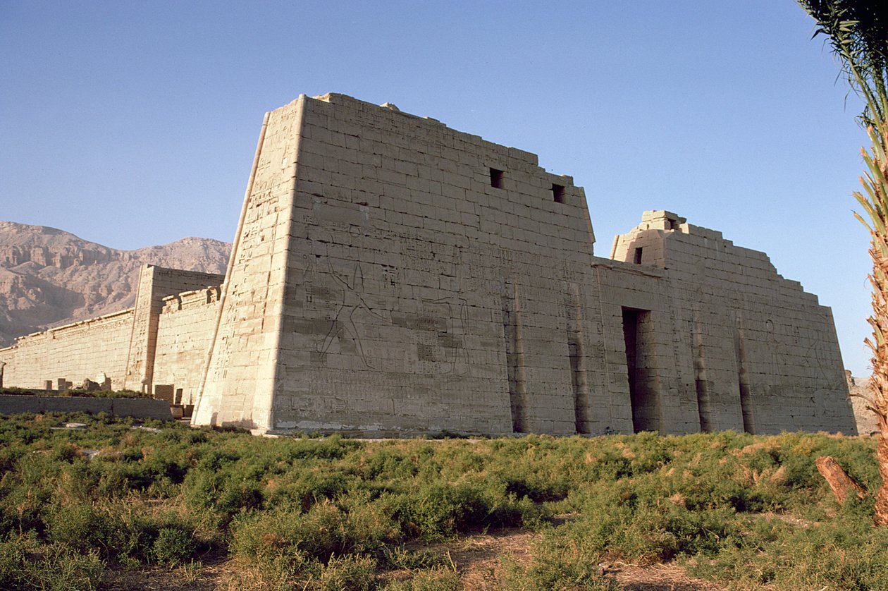 Ansicht des ersten Pylons des Totentempels von Ramses III (ca. 1184-1153 v. Chr.) Neues Reich von Egyptian 20th Dynasty