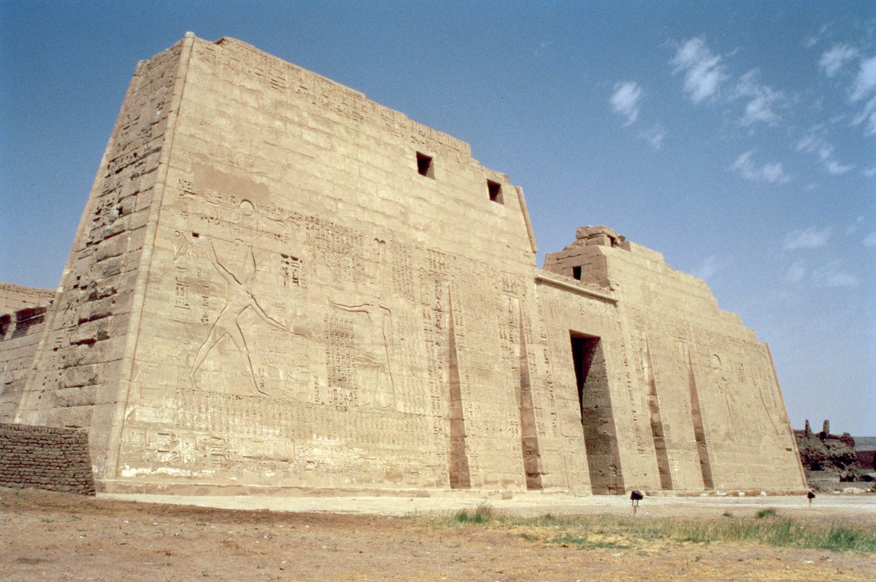 Ansicht des ersten Pylons des Totentempels von Ramses III. (ca. 1184-1153 v. Chr.) Neues Reich von Egyptian 20th Dynasty