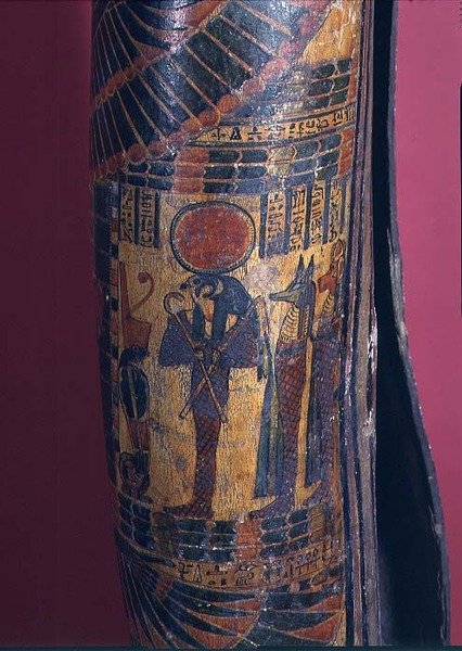 Detail des Sarkophags, der Re-Harakhty mit Sonnenscheibe zeigt, der Krummstab und Geißelzepter hält, zwei Söhne des Horus stehen dahinter, Dritte Zwischenzeit, 850-730 v. Chr. (polychromer Gips) (Detail) von Egyptian 22nd Dynasty