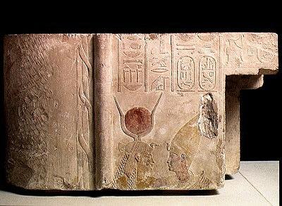 Nektanebos II (360-343 v. Chr.) wird von der Göttin Isis umarmt, Fragment von einer Tür, Spätzeit, c.358-341 v. Chr. von Egyptian 30th Dynasty