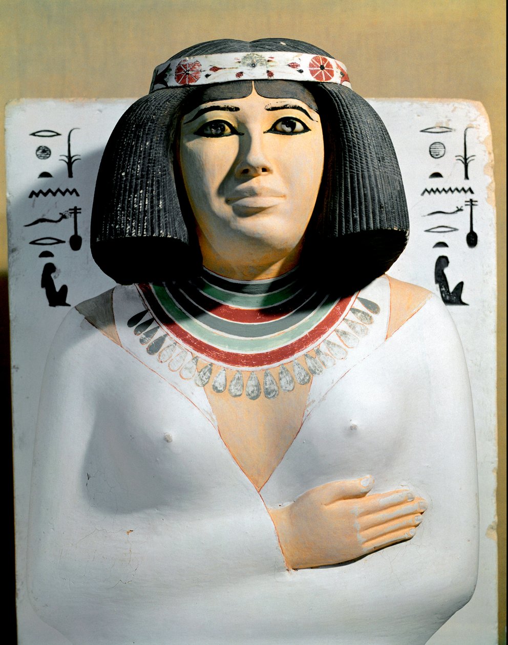 Ägyptische Antiquität: Nofret, Frau des Hohepriesters von Heliopolis und Prinz von Pe Rahotep. Bemaltes Kalkstein-Skulptur-Detail. 4. Dynastie. Aus der Mastaba von Rahotep in Meidum. Ägyptisches Museum, Kairo von Egyptian 4th Dynasty