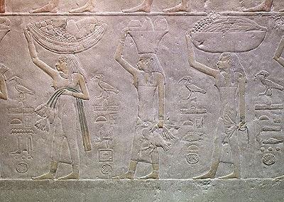 Frauen, die die Reiche des Todes personifizieren und Opfergaben bringen, aus der Mastaba von Akhutotep von Egyptian 5th Dynasty