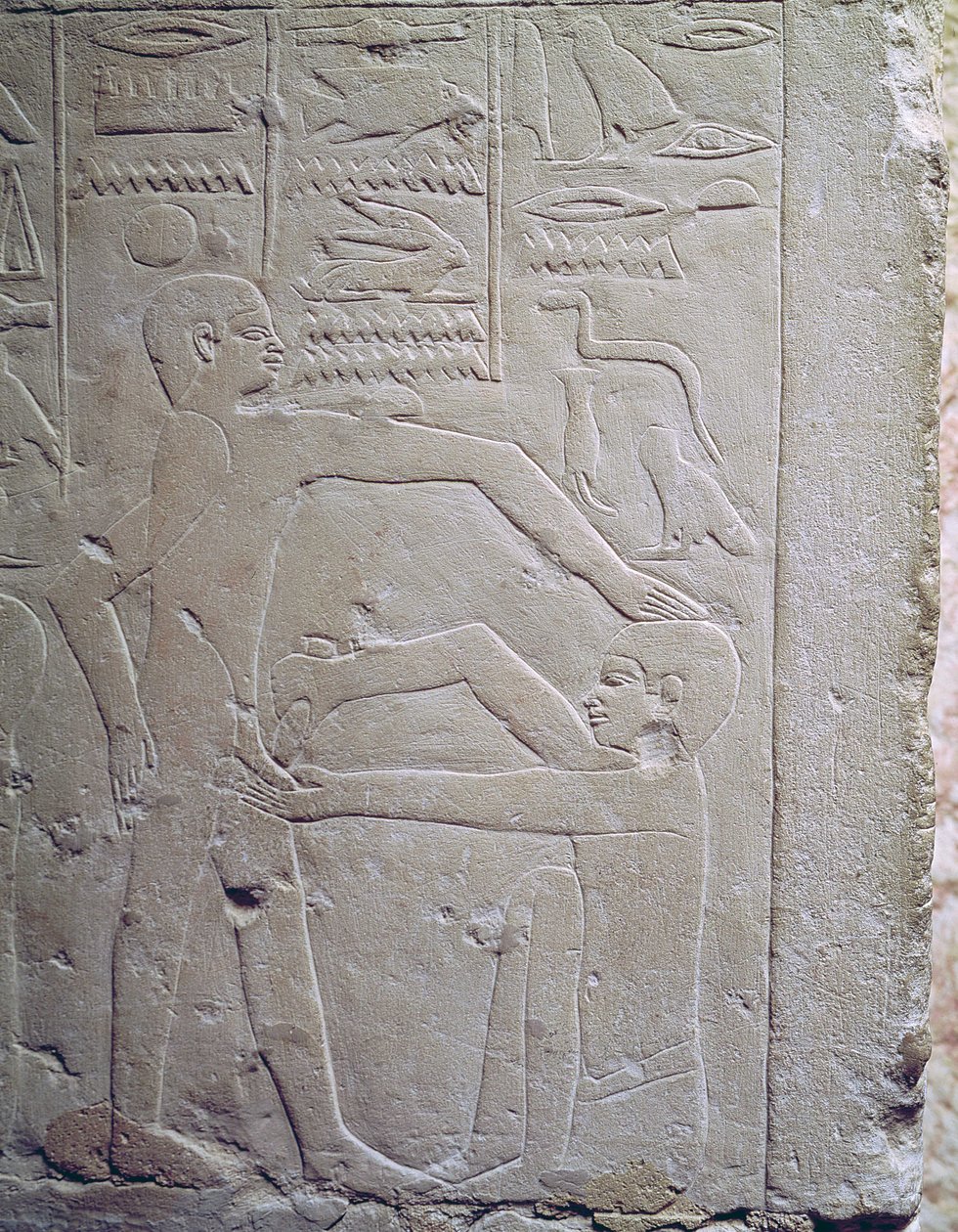 Relief, das eine Beschneidungsszene darstellt, aus der Mastaba von Ankh-Ma-Hor 
