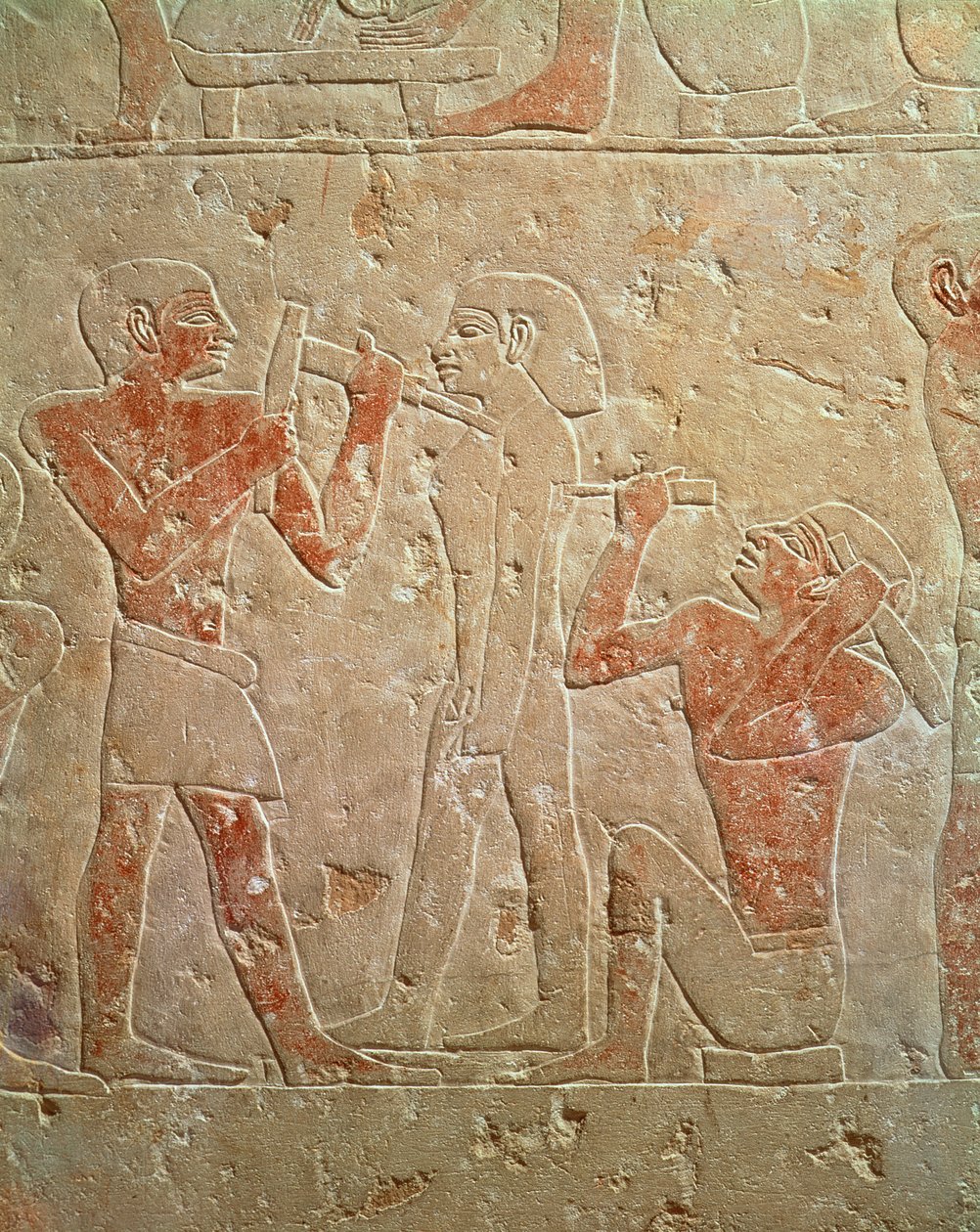 Relief, das zwei Bildhauer zeigt, die eine Statue schnitzen, aus der Mastaba von Kaemrehu, Saqqara, Altes Reich, ca. 2325 v. Chr. von Egyptian 6th Dynasty