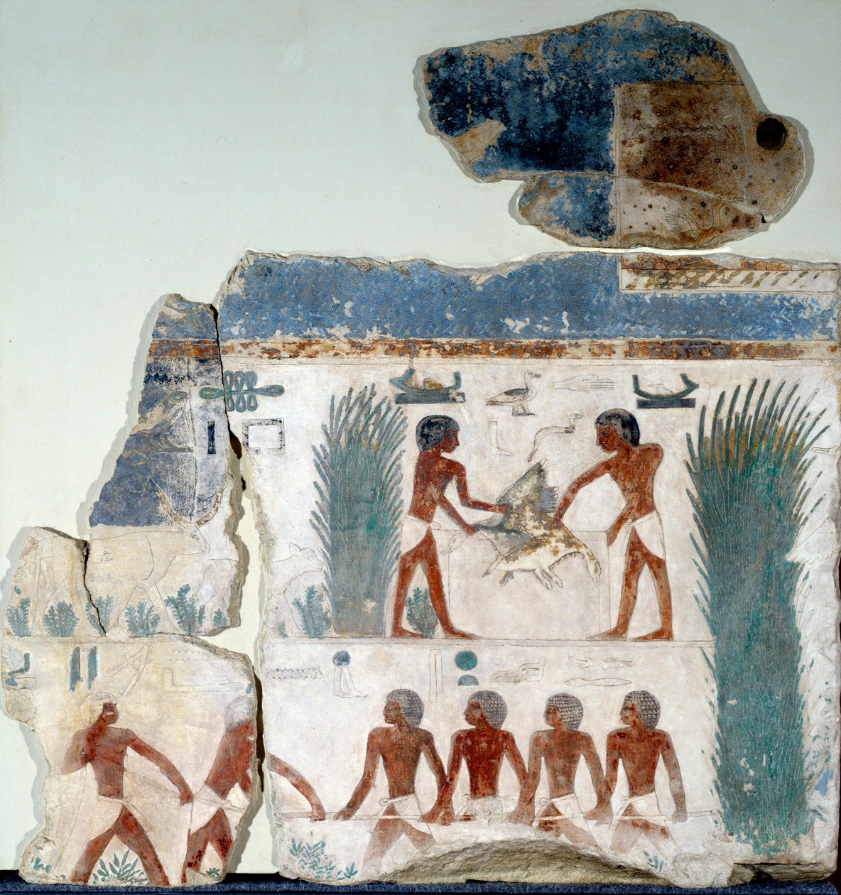 Ägyptische Antiquität: Sommeranfang. Vögel werden von zwei Bauern getötet. Detail eines bemalten Kalksteinfreskos aus dem Sonnentempel von Abu Gurob. Berlin, Ägyptisches Museum von Egyptian Egyptian