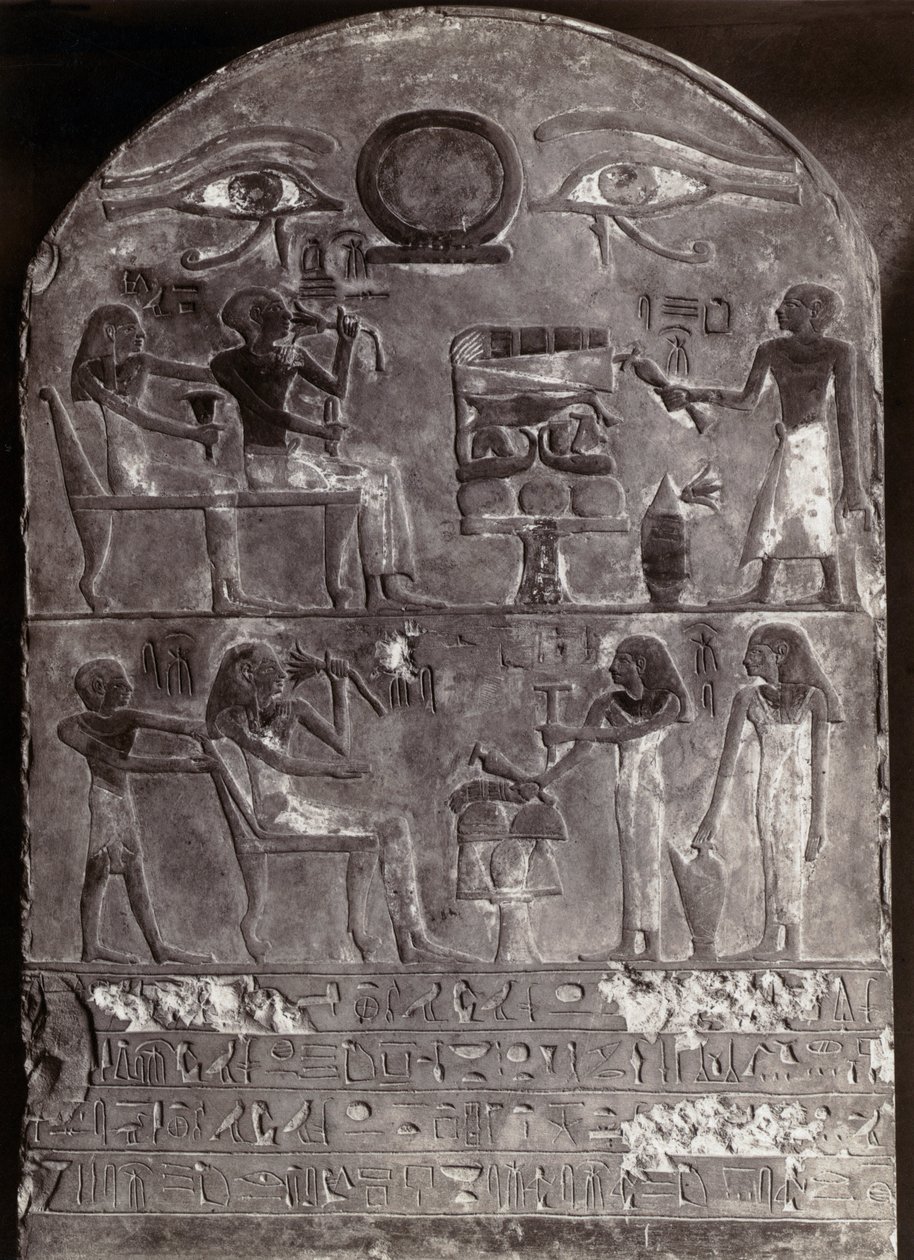 Augen des Horus Basrelief: Basrelief und Hieroglyphen auf einer gewölbten Stele mit zwei Augen des Horus oben. Ägyptische Kunst. Stele Musée du Louvre von Egyptian Egyptian