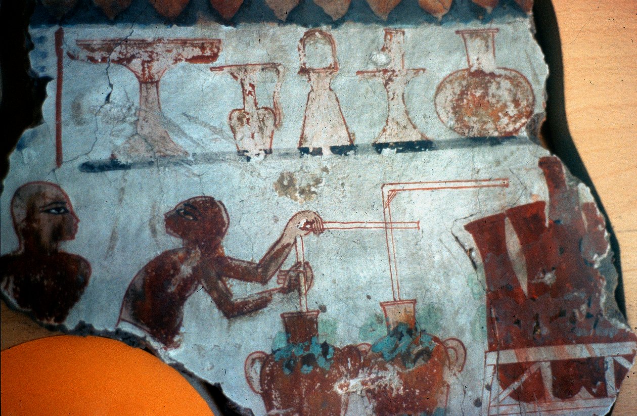Fragment eines Wandgemäldes aus Theben, das zwei männliche Figuren bei der Zubereitung oder Abfüllung von Lebensmitteln in flüssiger Form darstellt, 1540-1479 v. Chr. (Wandgemälde) von Egyptian Egyptian