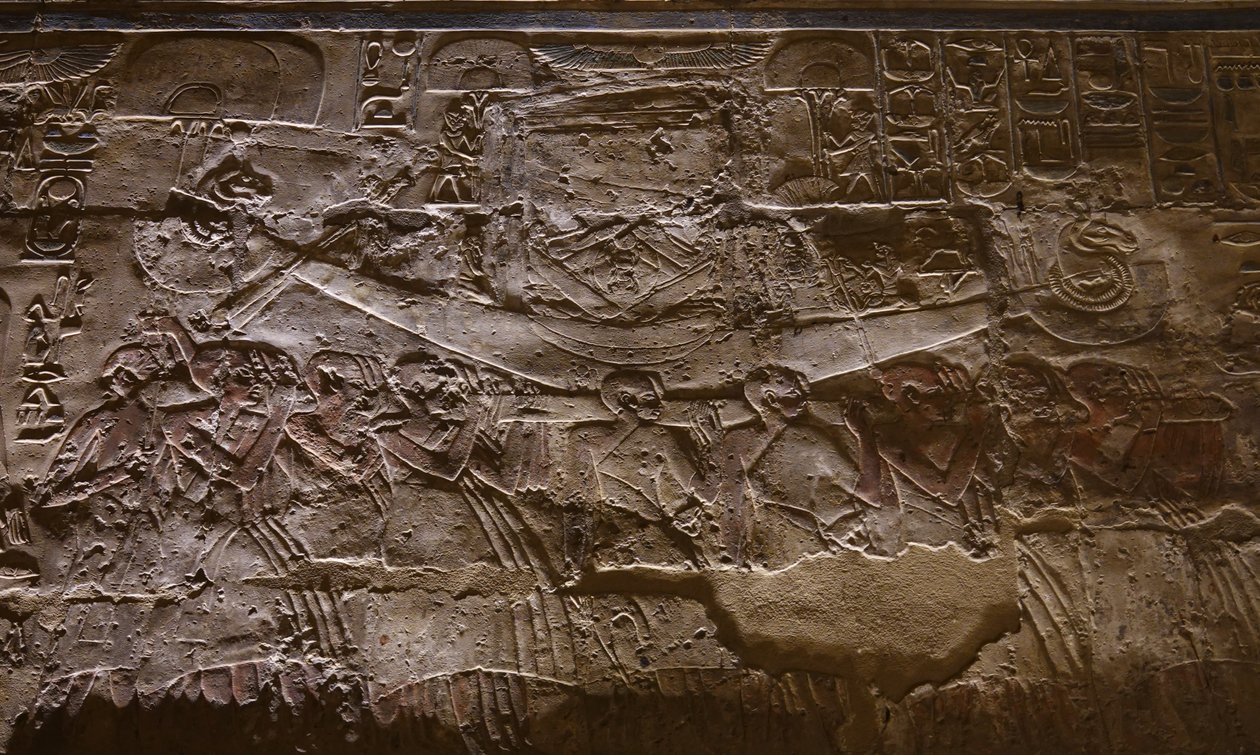 Sklaven tragen ein Boot, Luxor-Tempel (Relief) von Egyptian Egyptian