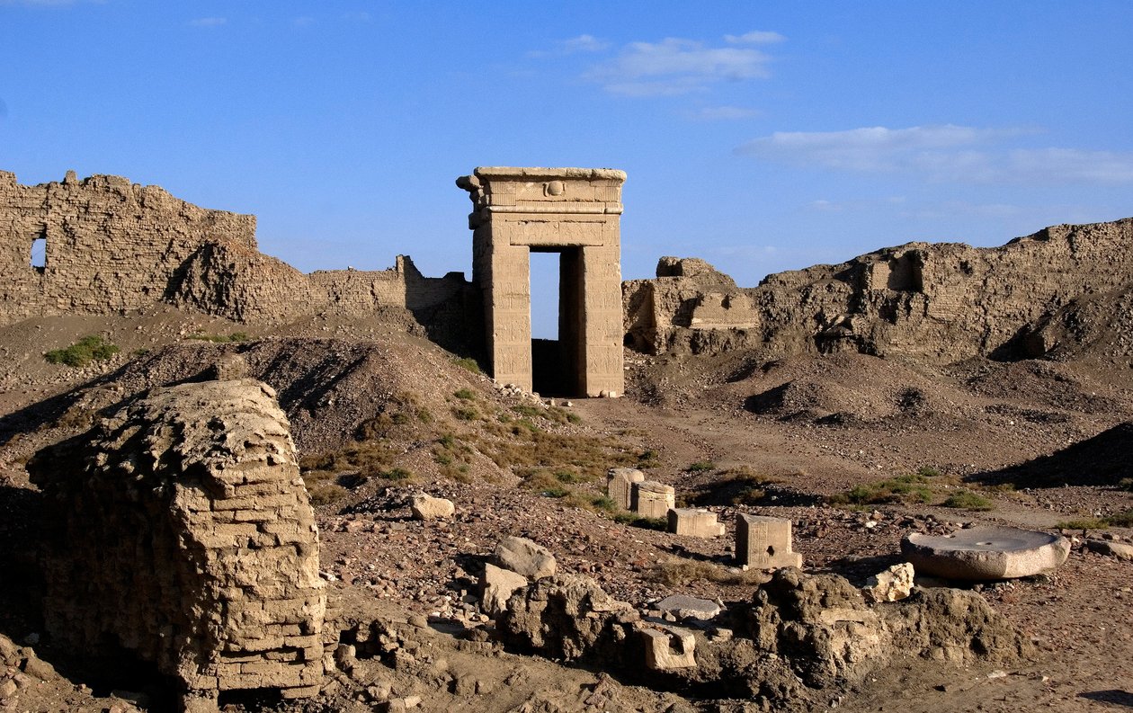 Ägyptische Antike: Blick auf den Bogen des Nordtors, Tempel der Hathor, Denderah, Ägypten von Egyptian Ptolemaic Period