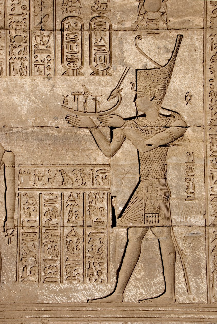 Ägyptische Antike: Römisches Mammisi zur Erinnerung an die Geburt von Ihy, Sohn der Isis - Detail von Reliefs und Hieroglyphen, Tempel der Hathor, Denderah, Ägypten von Egyptian Ptolemaic Period