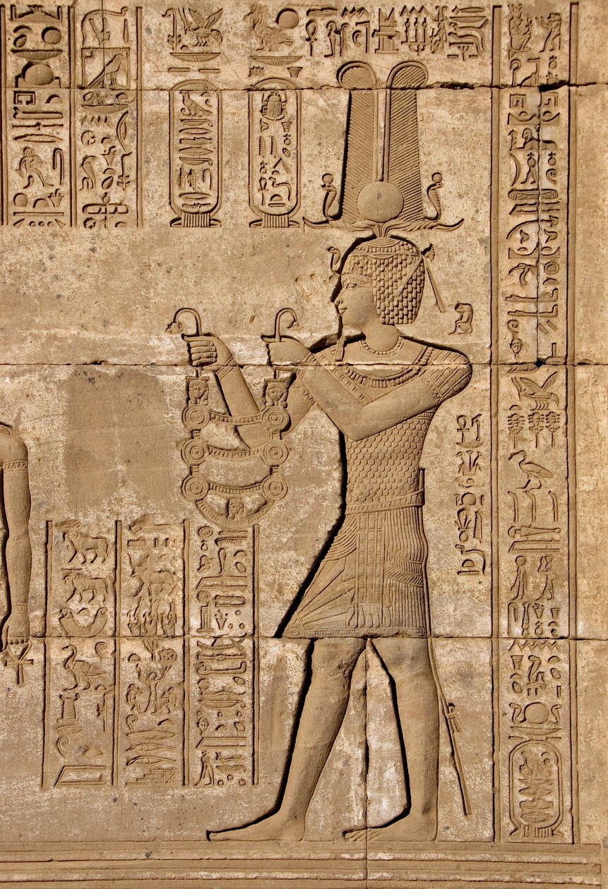 Ägyptische Antike: Römisches Mammisi, das die Geburt von Ihy, Sohn von Isis, feiert - Detail von Reliefs und Hieroglyphen: Kaiser Trajan bringt Opfergaben an die Göttin Hathor - Tempel von Hathor, Denderah, Ägypten von Egyptian Ptolemaic Period
