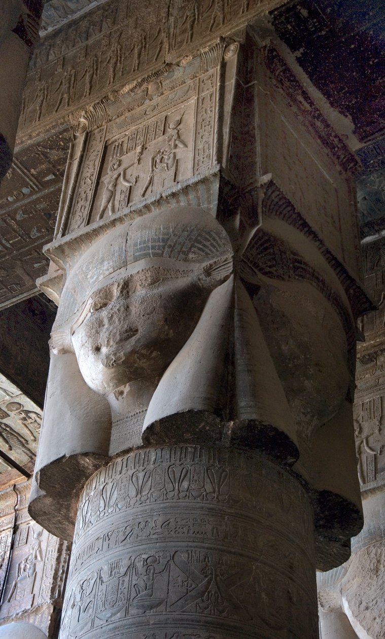 Ägyptische Antike: Kapitell von Säulen mit der Darstellung der Göttin Hathor. Tempel der Hathor, Denderah, Ägypten von Egyptian Ptolemaic Period