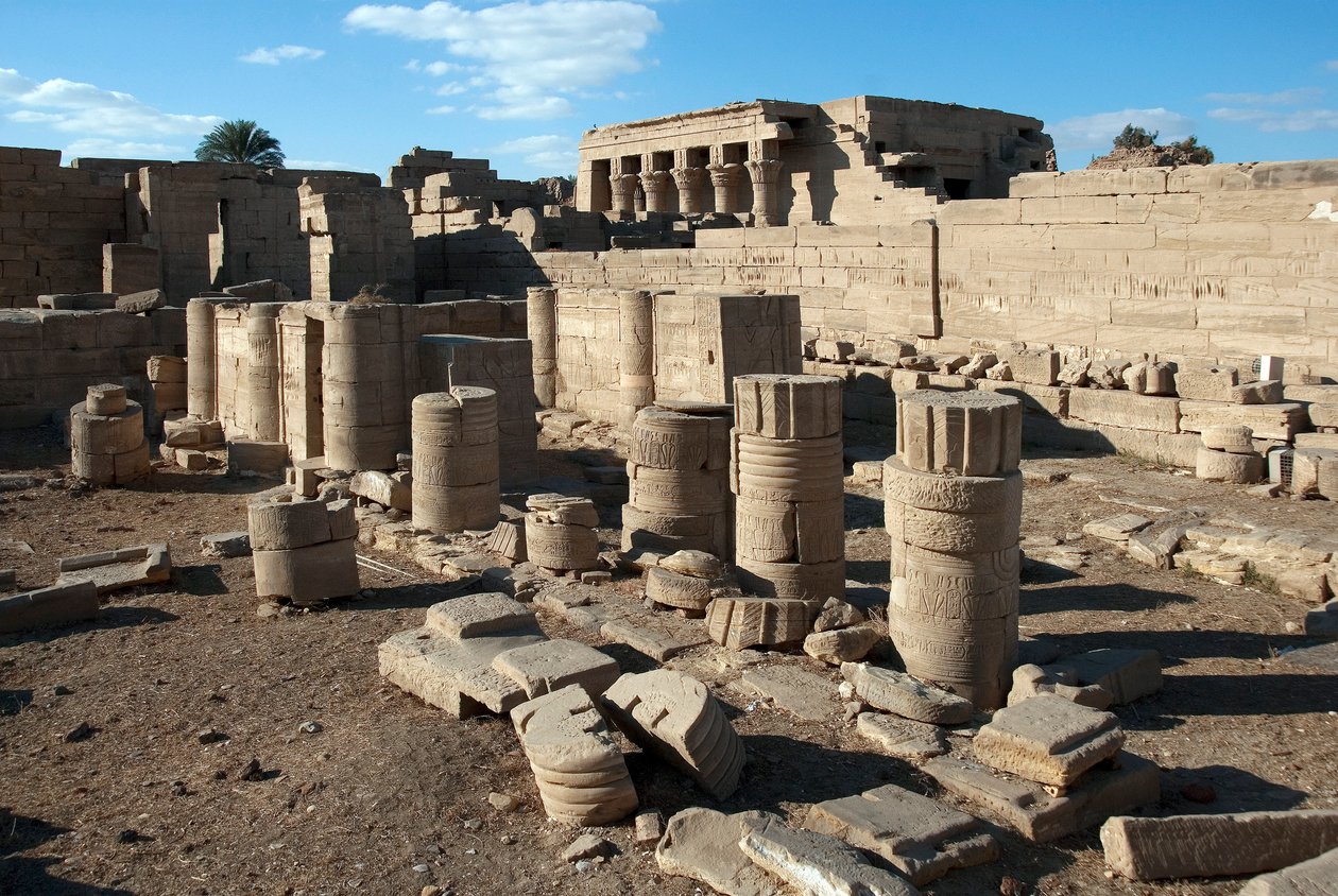 Ägyptische Antike: Säulen des Tempels der Hathor, Denderah, Ägypten von Egyptian Ptolemaic Period