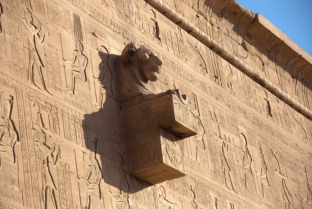 Ägyptische Antike: Löwenkopf-Wasserspeier, Tempel der Hathor, Denderah, Ägypten von Egyptian Ptolemaic Period