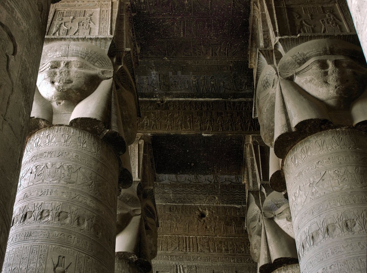 Ägyptische Antike: Teilansicht des Hypostylraums mit Säulen, die die Göttin Hathor darstellen. Tempel der Hathor, Denderah, Ägypten von Egyptian Ptolemaic Period