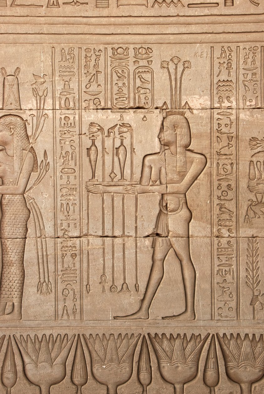 Ägyptische Antike: Darstellung eines Mannes, der der Göttin Opfergaben als Hommage bringt, Hathor-Tempel, Denderah, Ägypten von Egyptian Ptolemaic Period