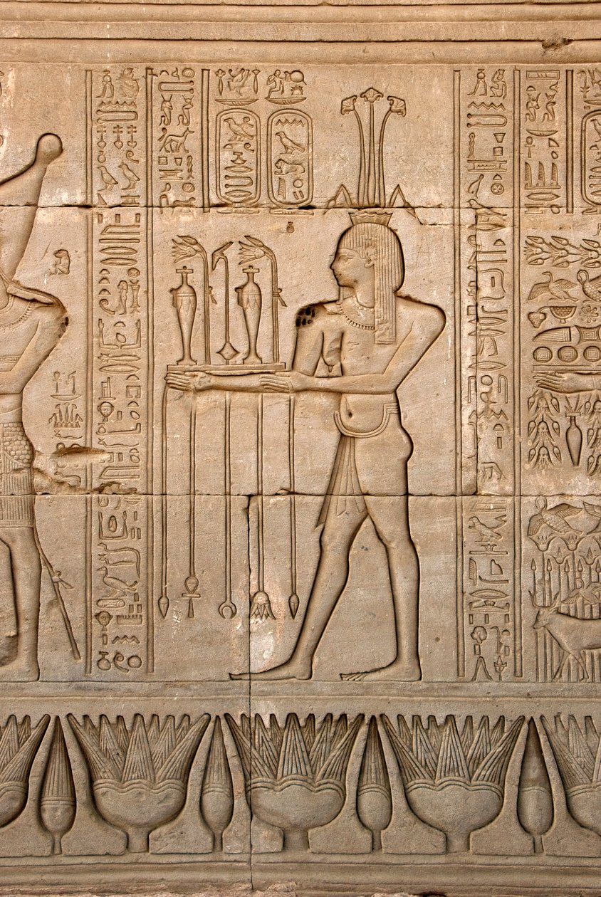 Ägyptische Antike: Darstellung des Gottes des Nils, Hapy, und Hieroglyphen, Tempel der Hathor, Denderah, Ägypten von Egyptian Ptolemaic Period