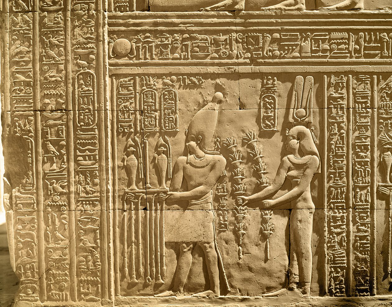 Relief, das Ptolemaios VIII. Euergetes II. (Physkon) und Kleopatra III. zeigt, die den Göttern Opfer darbringen von Egyptian Ptolemaic Period