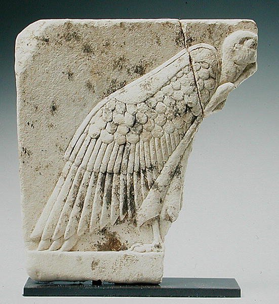 Relief, das einen Geier darstellt von Egyptian Ptolemaic Period
