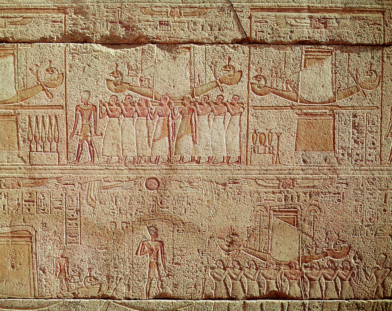 Relief, das heilige Boote zeigt, die von Priestern in Prozession getragen werden, aus dem Heiligtum von Philipp Arrhidaios (323-317 v. Chr.) Makedonische Dynastie von Egyptian Ptolemaic Period