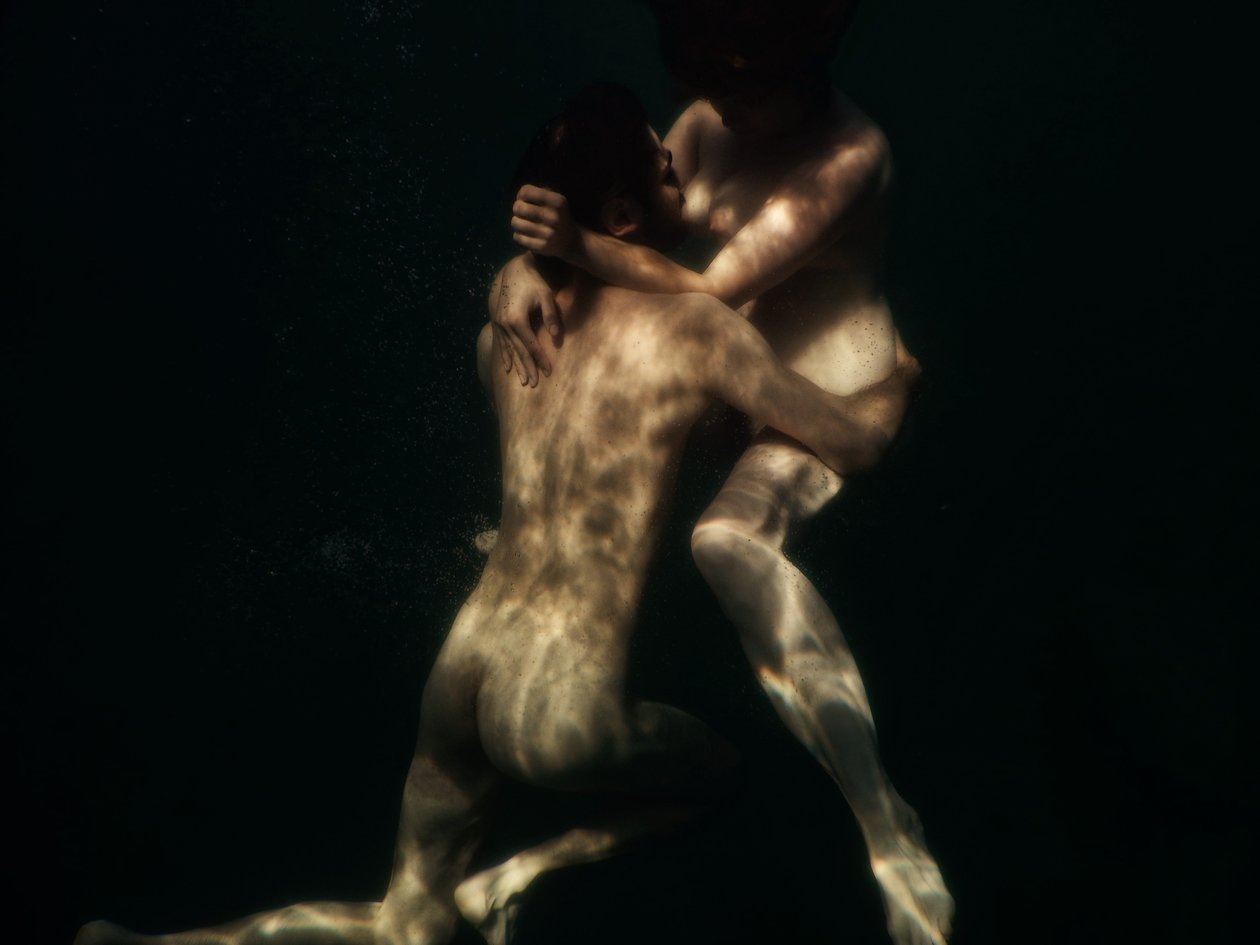 Eira & Lukas im leichten Wasser, nackt, 2016 von Elinleticia Högabo