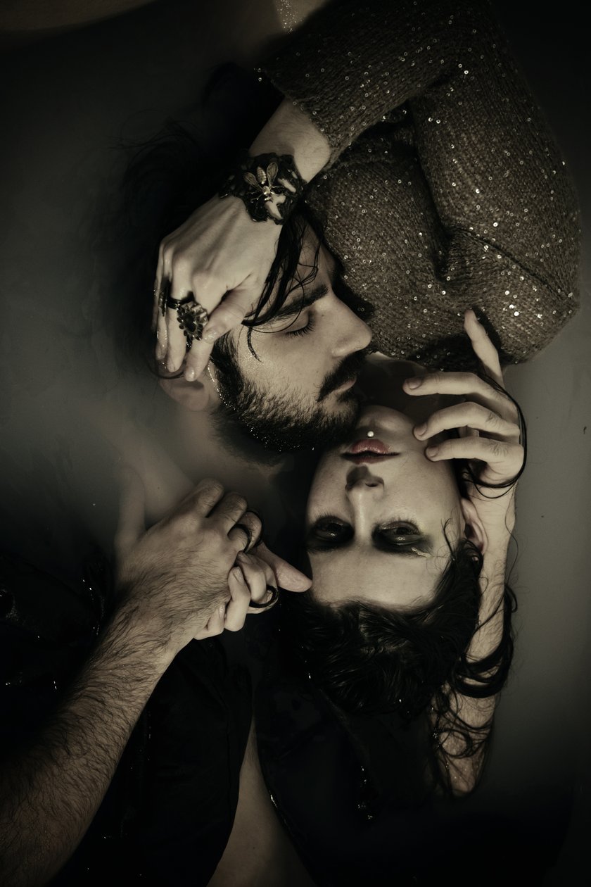 Eira & Lukas im Wasser, dunkel, 2016 von Elinleticia Högabo