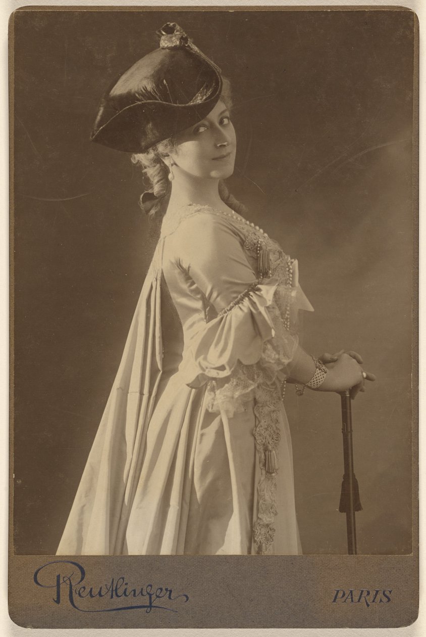 [Unbekannte Frau mit dunklem Hut, stehend, mit Händen auf einem Spazierstock ruhend] von Emile Auguste Reutlinger