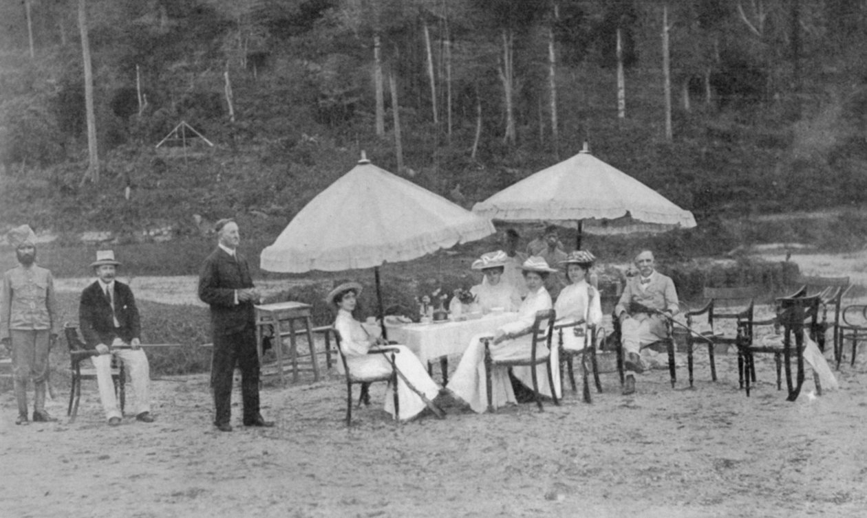Nach einem Match: Schützinnen beim Mittagessen, aus einem Artikel mit dem Titel Englische Frauen beim Spielen im fernen Perak veröffentlicht in The Graphic, 27. Oktober 1906 von English Photographer
