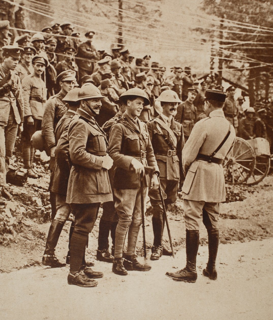 Eine internationale Gruppe an der italienischen Front, 1917: Prinz von Wales in der Mitte von English Photographer