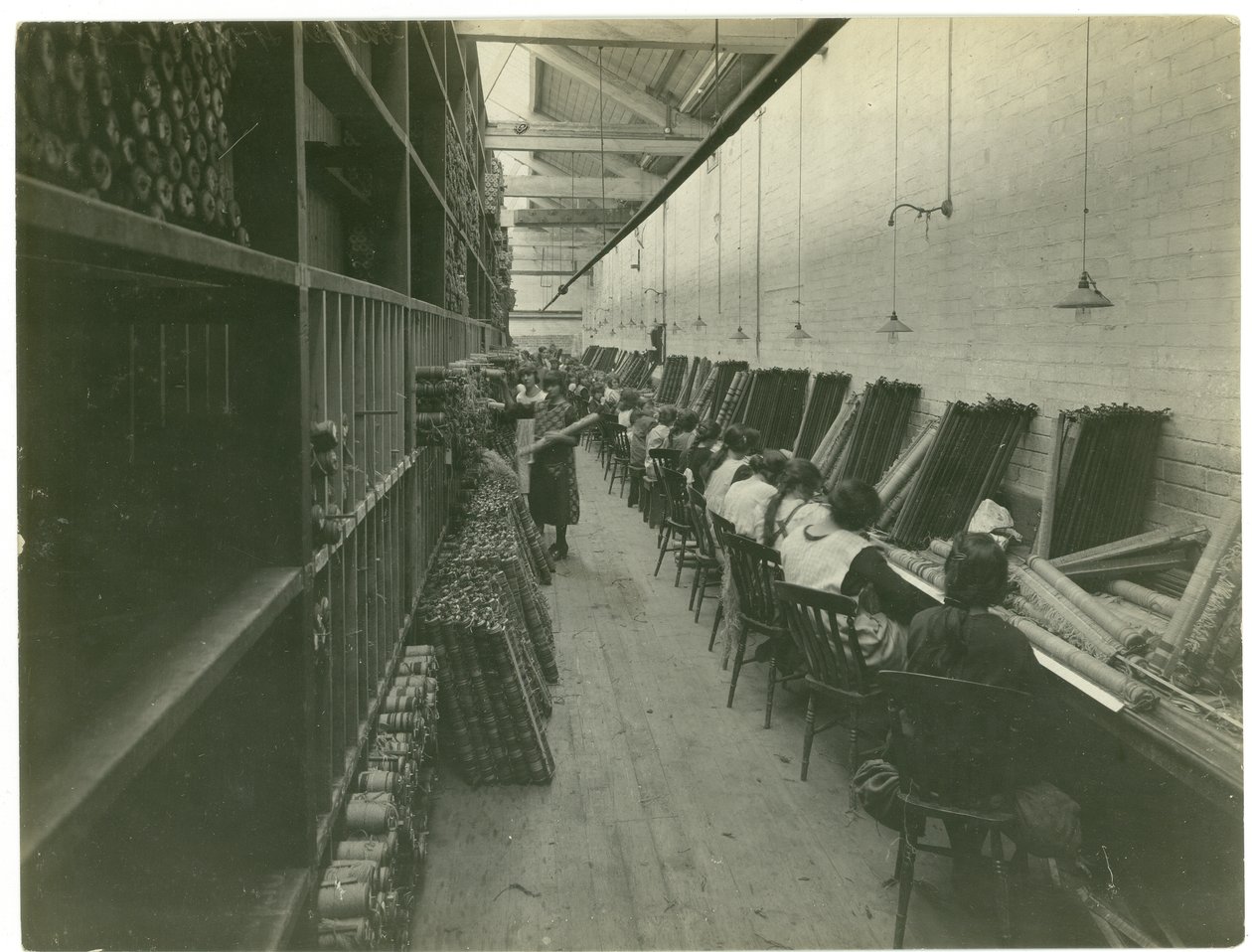Axminster-Fädeln, Teppichfabrik, 1923 von English Photographer