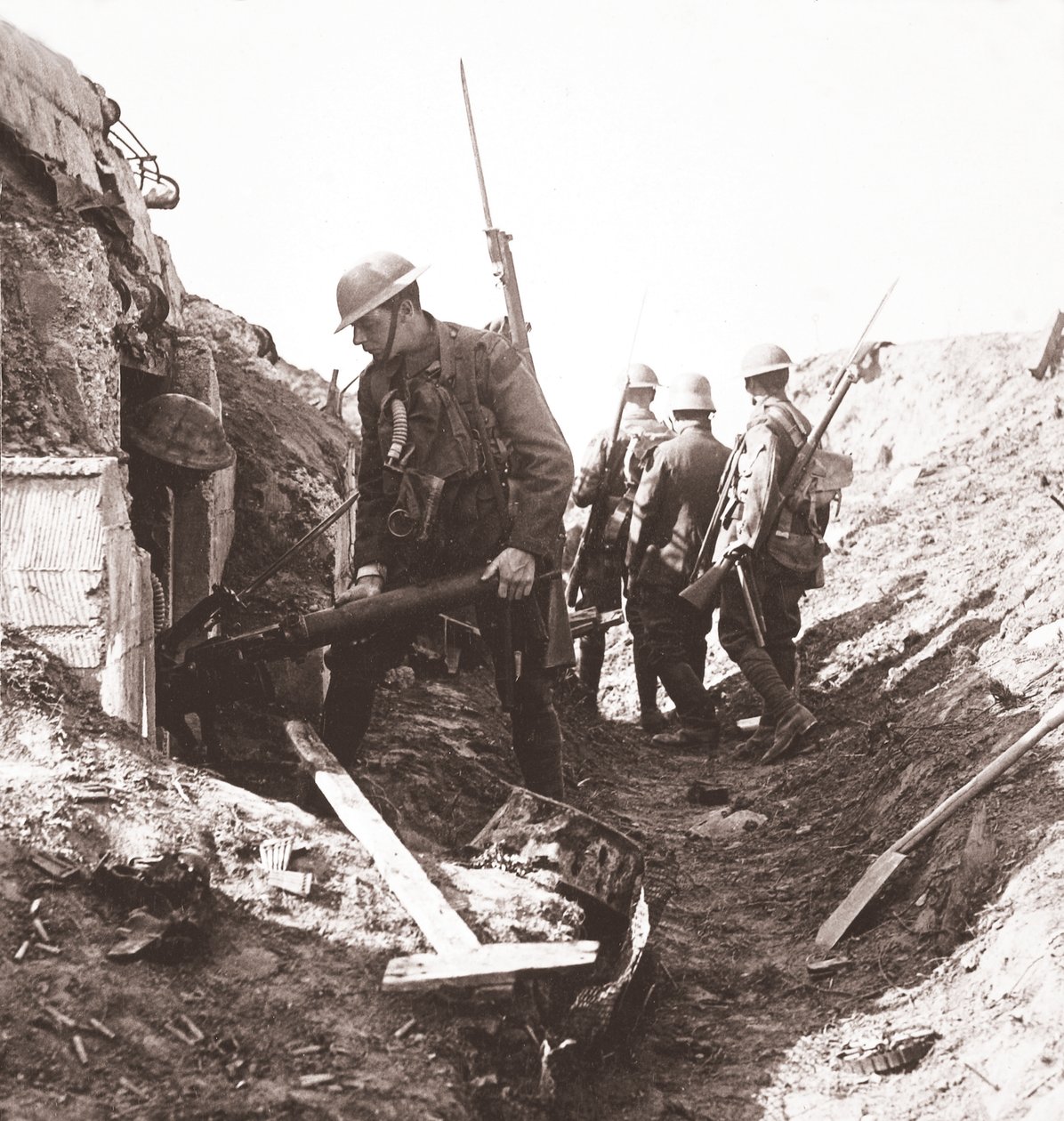 Bosche-Maschinengewehr erbeutet und Schütze von unseren vorrückenden Truppen in der Ping Street gefangen genommen von English Photographer