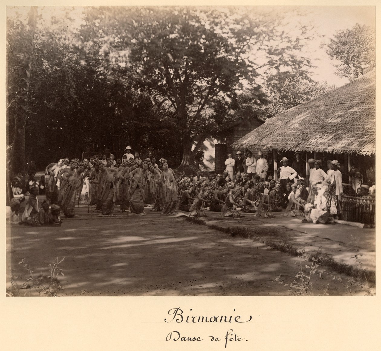 Burmesische Tänzer feiern, Burma, späte 19. Jahrhundert von English Photographer