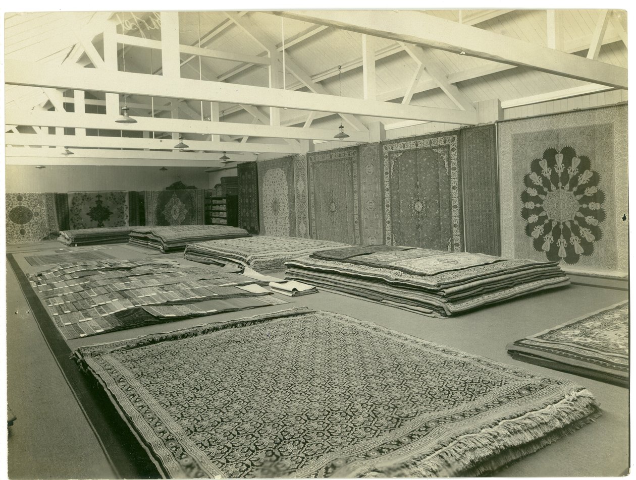 Teppichfabrik, Hauptausstellungsraum, 1923 von English Photographer