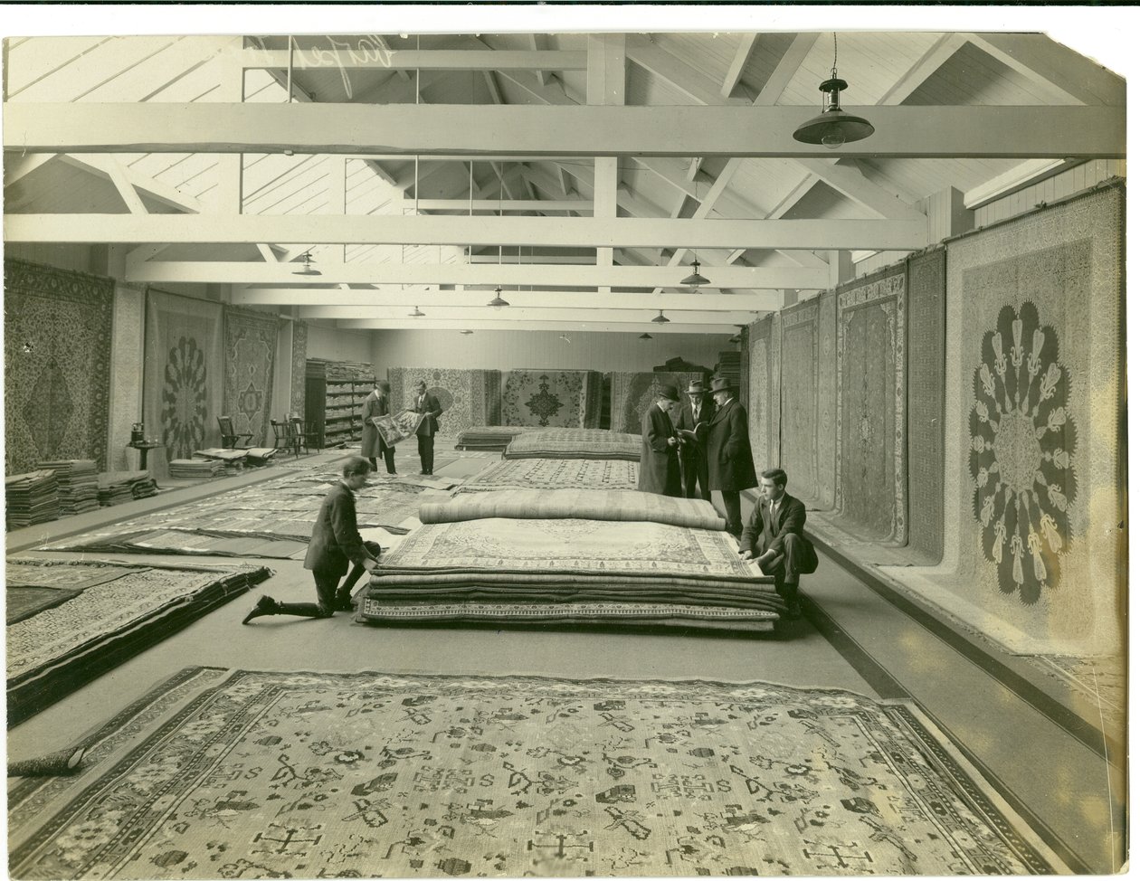 Teppichfabrik Hauptausstellungsraum, 1923 von English Photographer