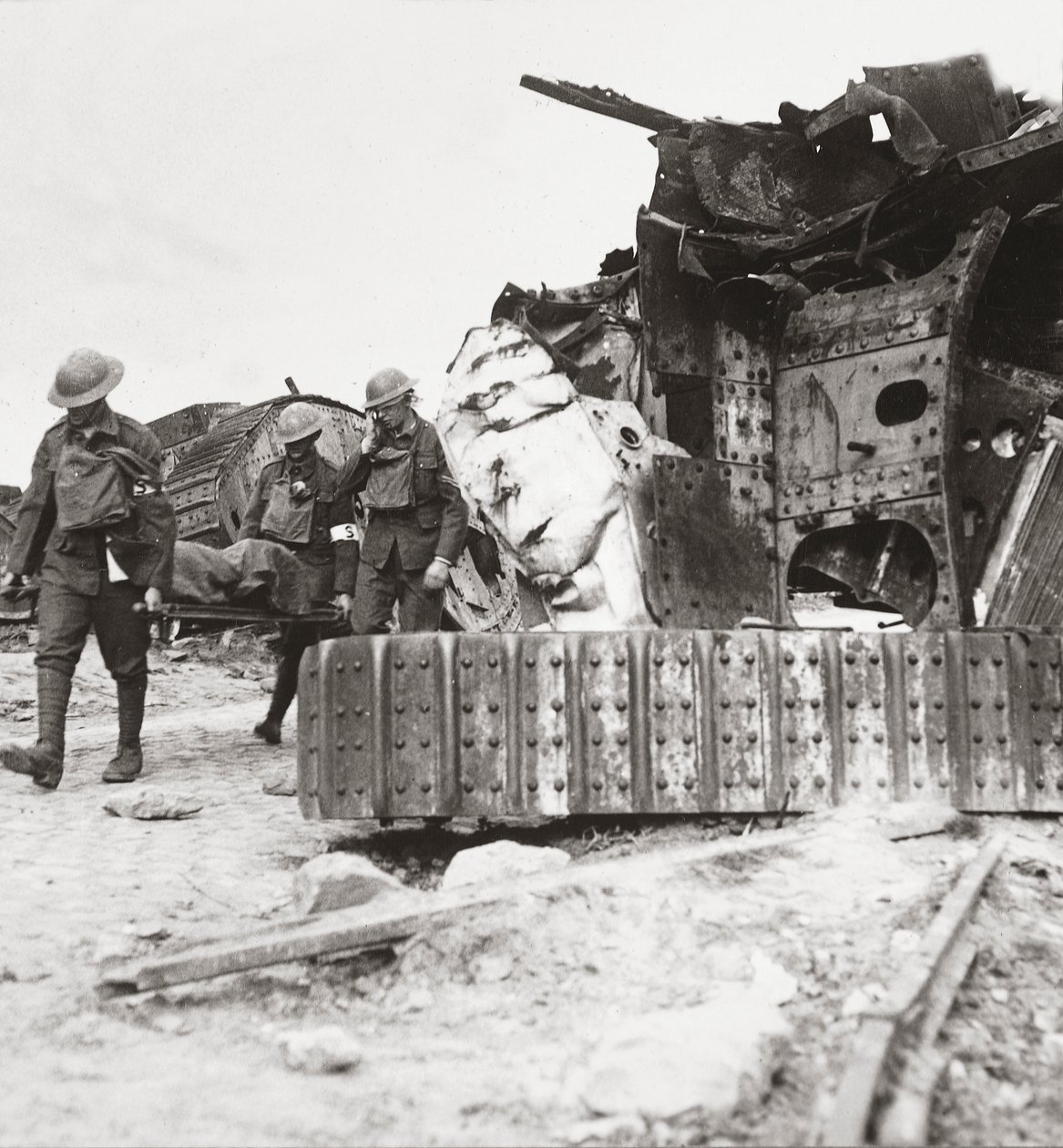 Verwundete kommen von der Front zurück und passieren zerstörte Panzer in der Schlacht der Panzer, Villers-Bretonneux, 24. April 1918 von English Photographer