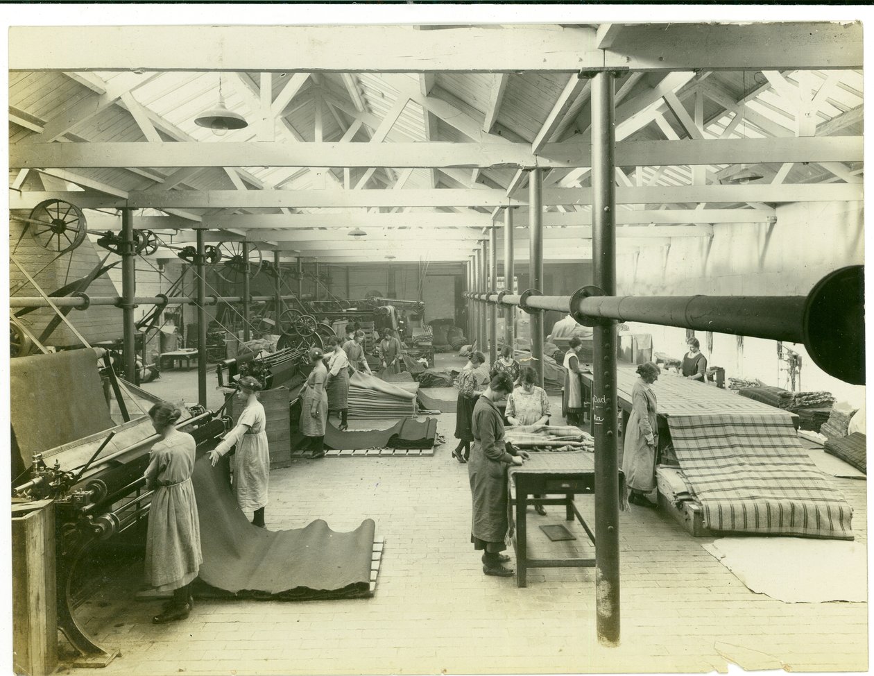 Tuchveredelungsraum, Long Meadow Mühle, 1923 von English Photographer
