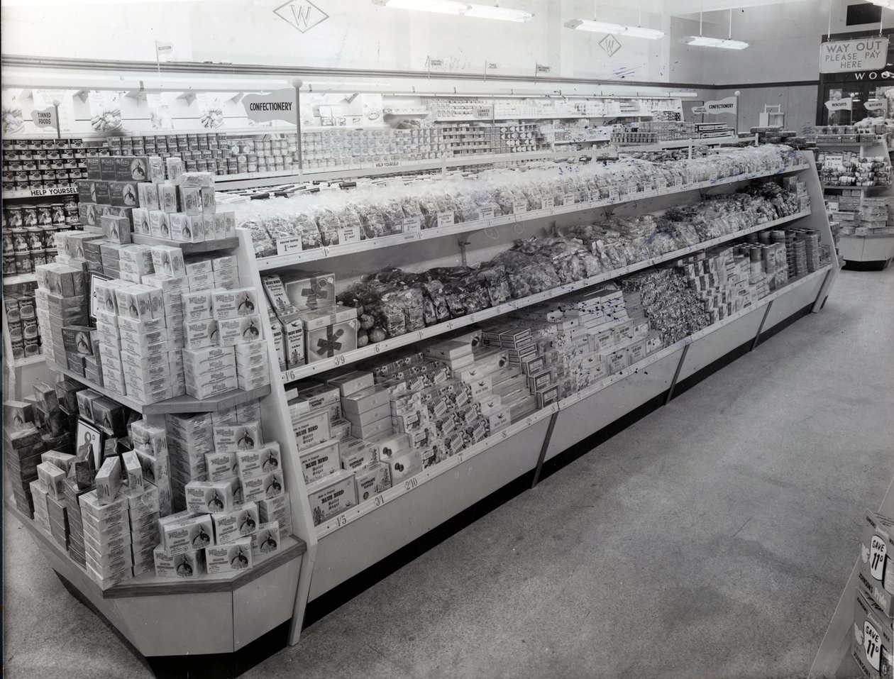 Süßwarenabteilung, Woolworths Laden, 1956 von English Photographer