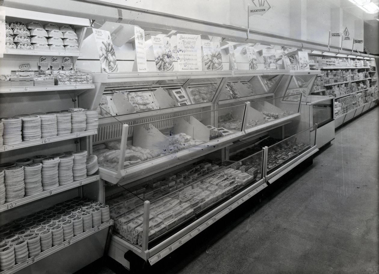 Feinkostabteilung, Woolworths Laden, 1956 von English Photographer