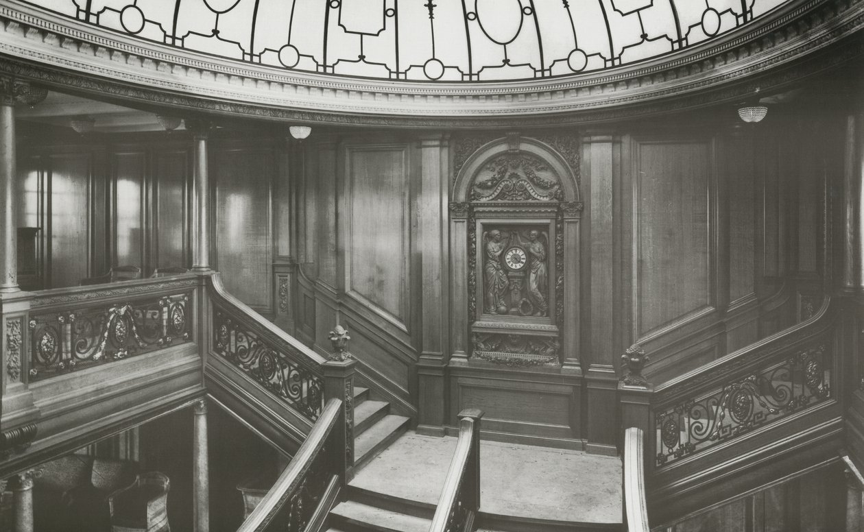 Erste-Klasse-Treppe auf der RMS Olympic, 04. Januar 1912 von English Photographer