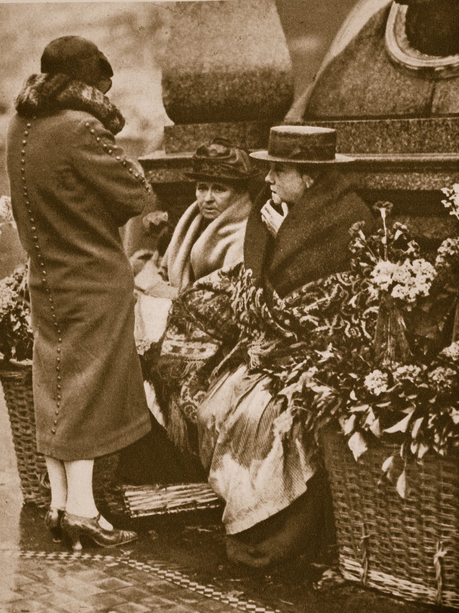 Blumenverkäuferinnen versammeln sich und plaudern am Piccadilly Circus von English Photographer