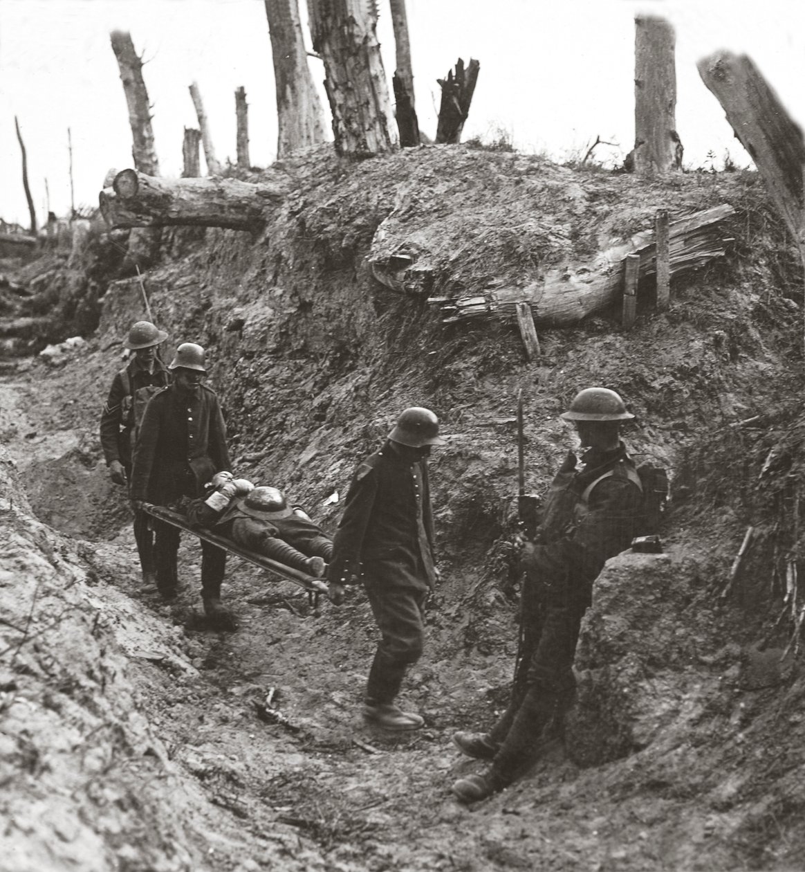 Deutsche Gefangene, gezwungen, unsere Verwundeten während des anstrengenden Angriffs auf den Trones-Wald zu tragen, 1916 von English Photographer