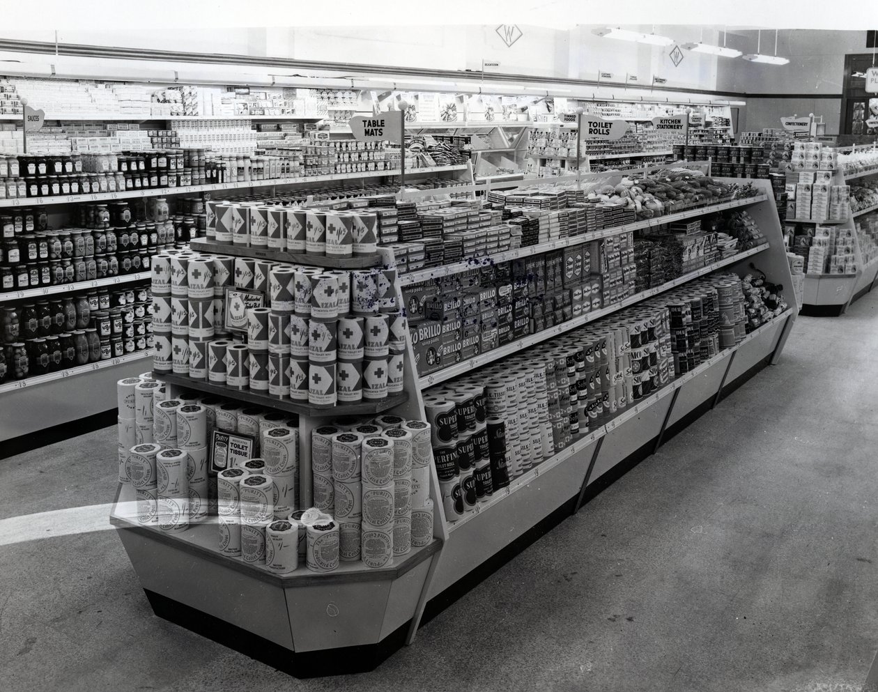 Innenansicht eines Woolworths-Geschäfts, 1956 von English Photographer