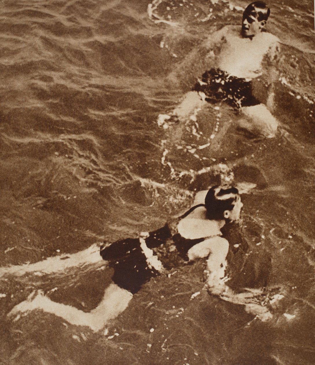 König Edward VIII. und der Herzog von Kent schwimmen an der Riviera, 1933 von English Photographer