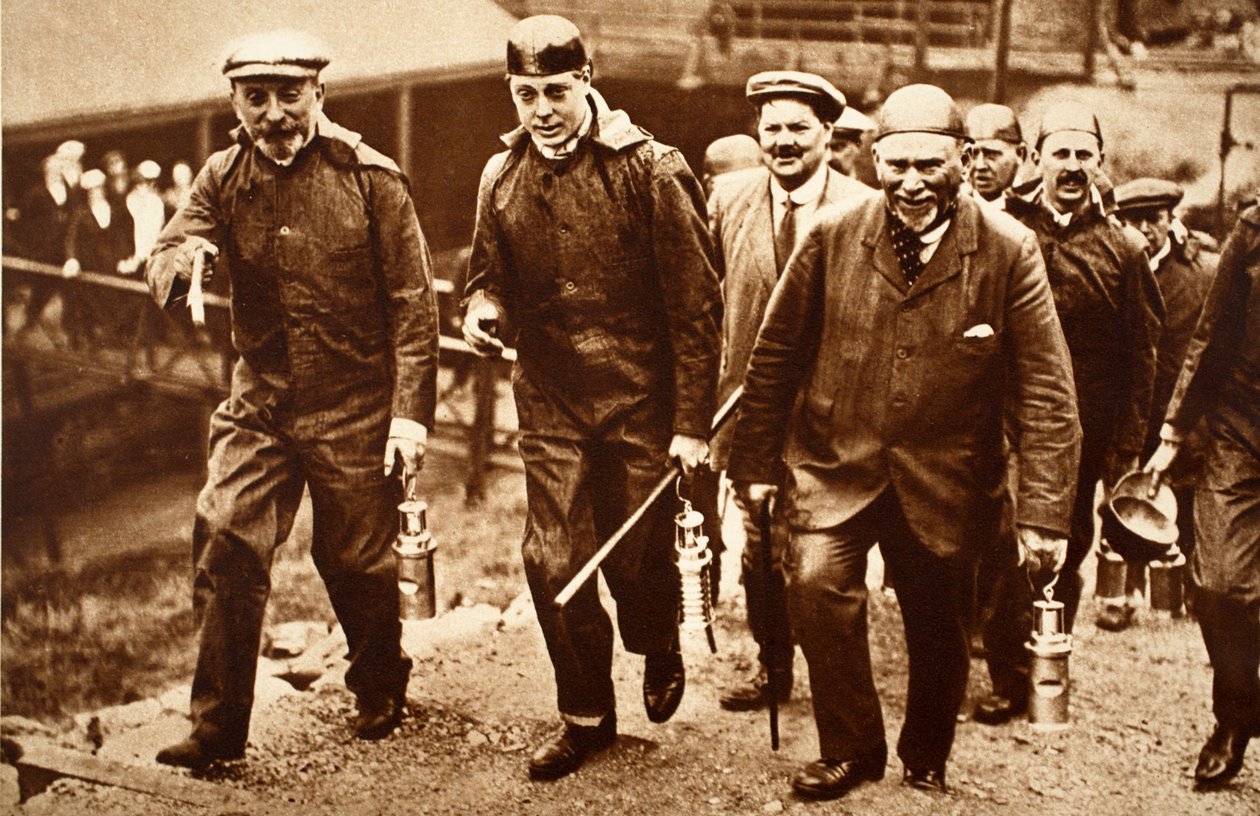 König Edward VIII. und die Bergleute gehen in die Cwmner-Grube, Cardiff von English Photographer