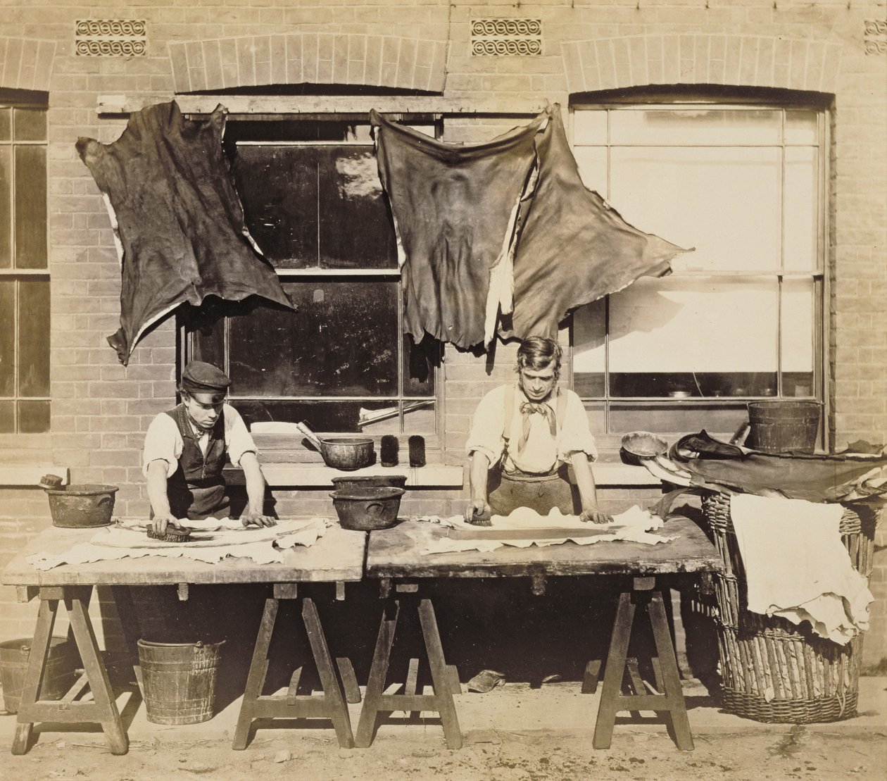 Lederfärberei zur Herstellung von Handschuhen, Bevington and Sons, 1861-62 von English Photographer